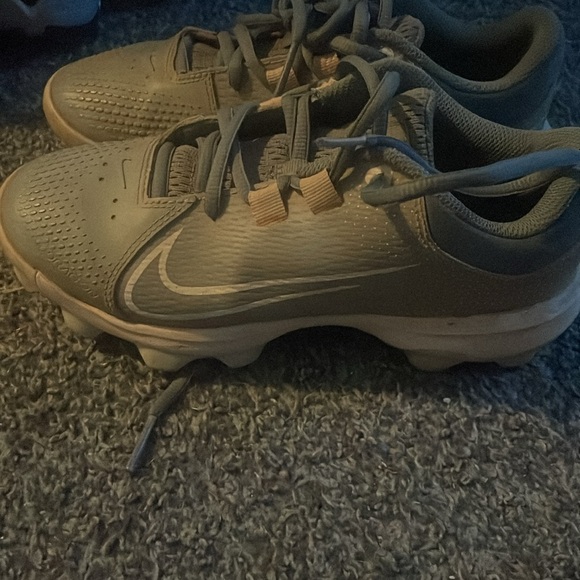 Girls size 6 molded Hyper-diamond softball cleats - Picture 2 of 4